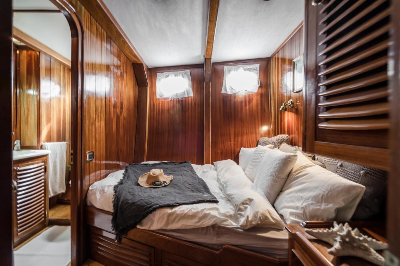 Spacious Yacht Hotel Barcelona City Center 5 Cabins Εξωτερικό φωτογραφία