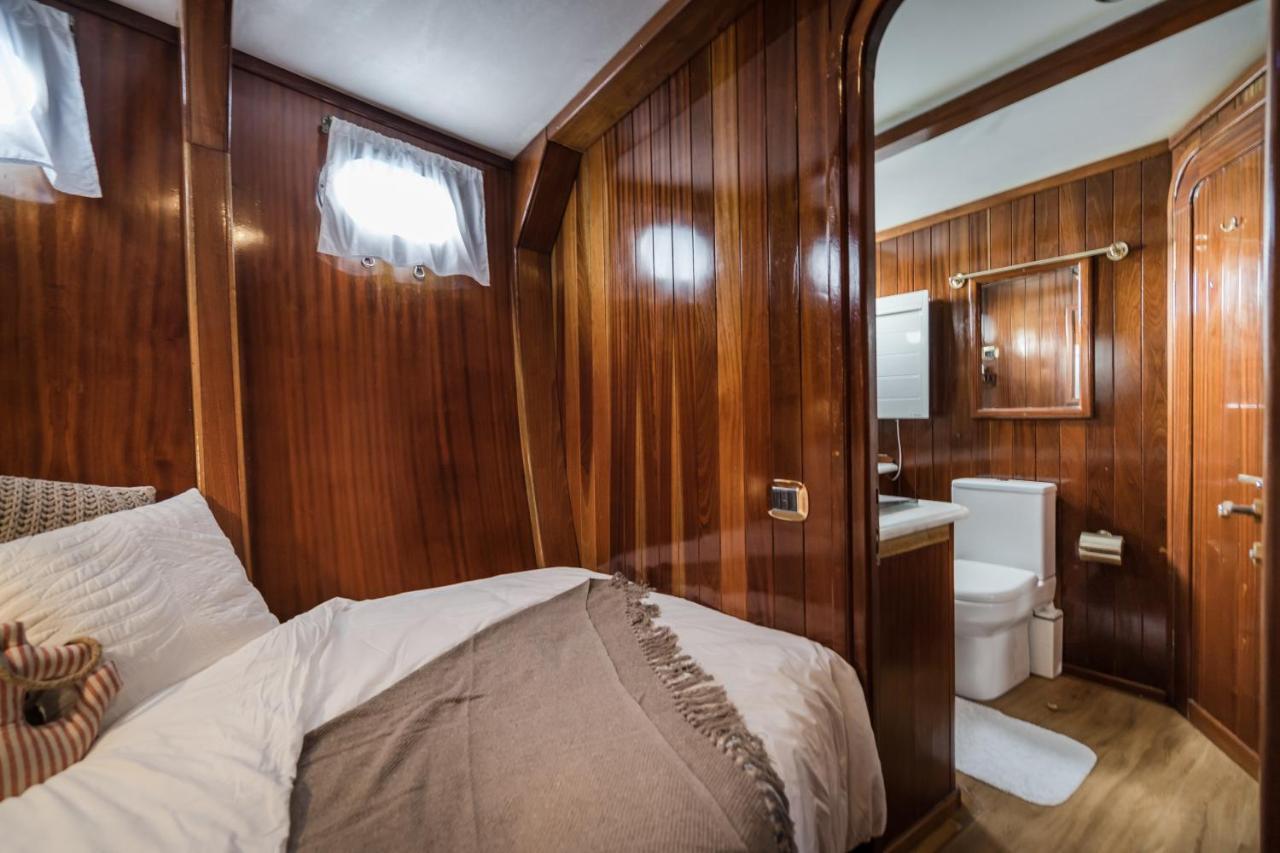 Spacious Yacht Hotel Barcelona City Center 5 Cabins Εξωτερικό φωτογραφία