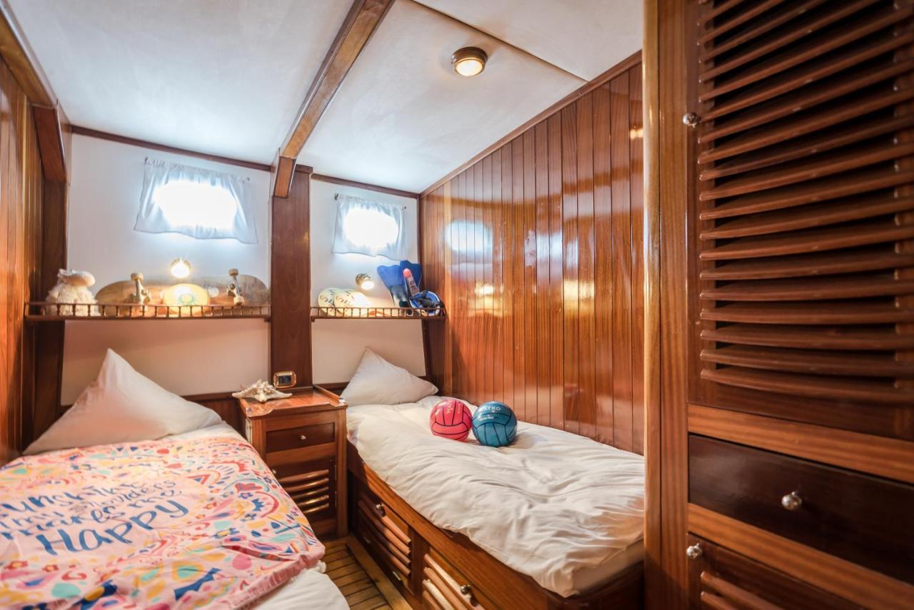 Spacious Yacht Hotel Barcelona City Center 5 Cabins Εξωτερικό φωτογραφία
