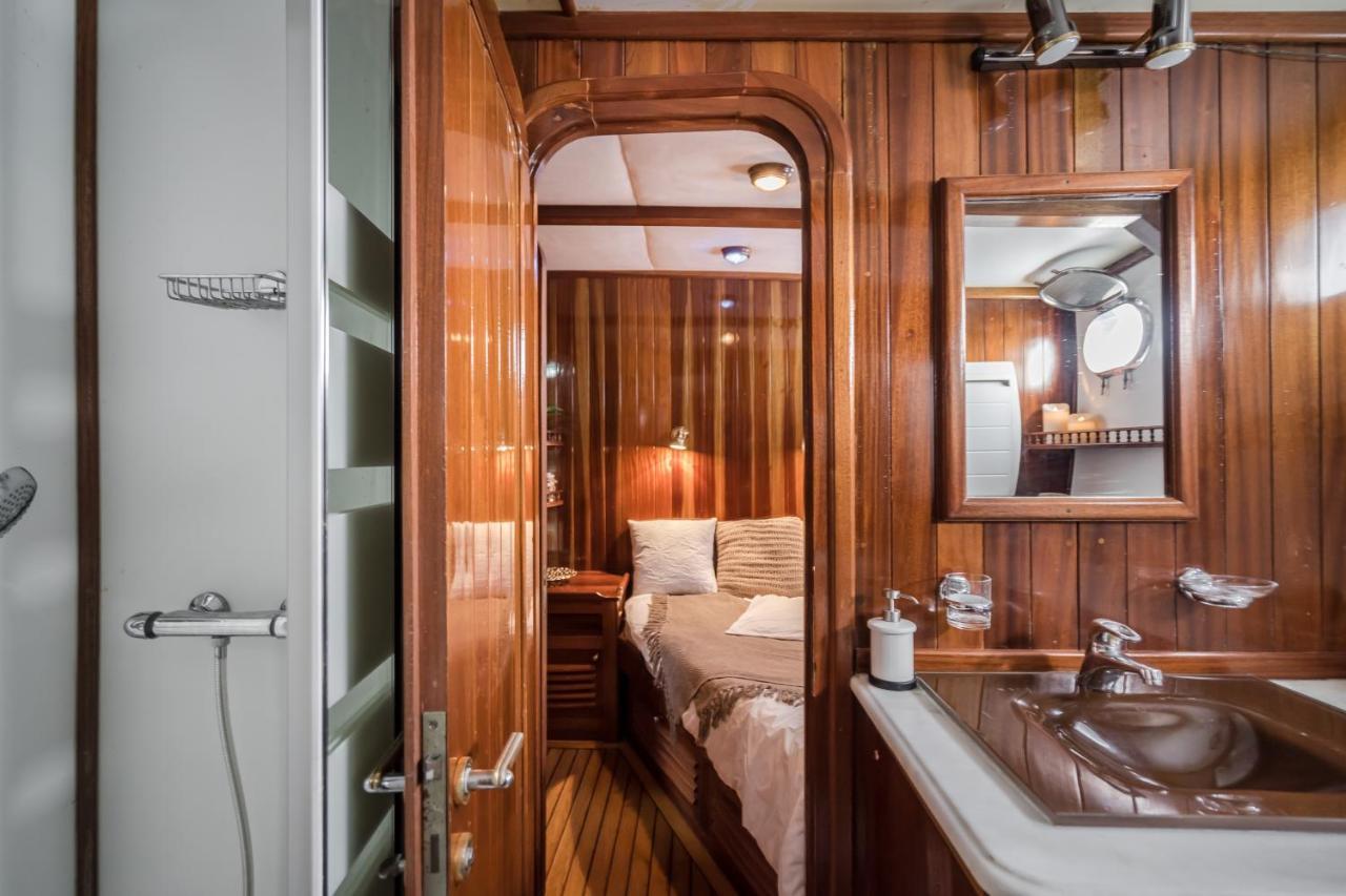 Spacious Yacht Hotel Barcelona City Center 5 Cabins Εξωτερικό φωτογραφία