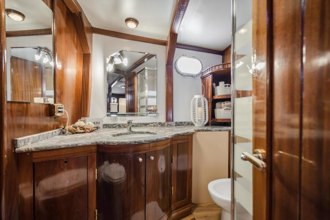Spacious Yacht Hotel Barcelona City Center 5 Cabins Εξωτερικό φωτογραφία