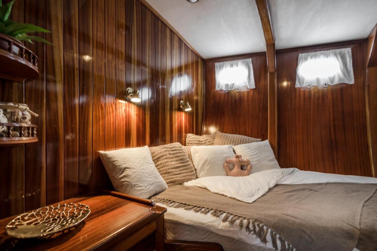 Spacious Yacht Hotel Barcelona City Center 5 Cabins Εξωτερικό φωτογραφία