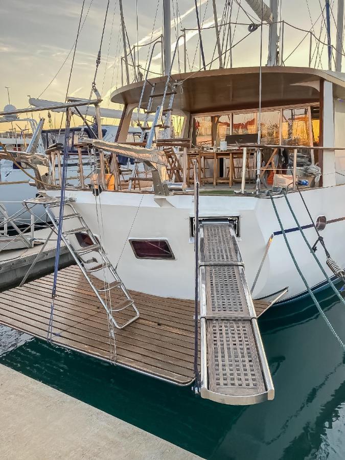 Spacious Yacht Hotel Barcelona City Center 5 Cabins Εξωτερικό φωτογραφία