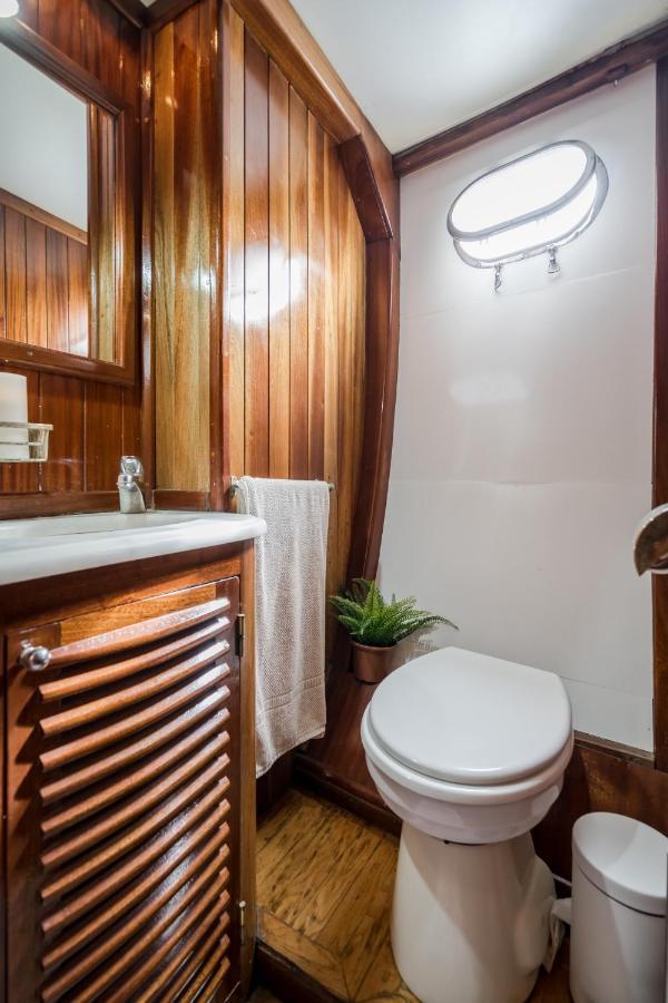 Spacious Yacht Hotel Barcelona City Center 5 Cabins Εξωτερικό φωτογραφία